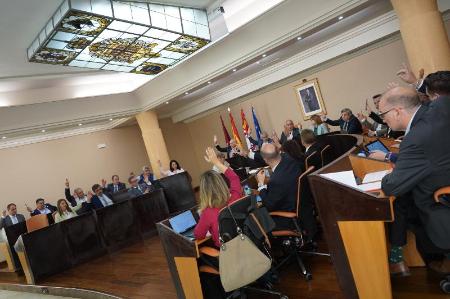 Imagen El Pleno de la Diputación de Segovia aprueba, por unanimidad, una moción para reivindicar la mejora en el transporte público en la N-110 y la A-1 a su paso por la provincia